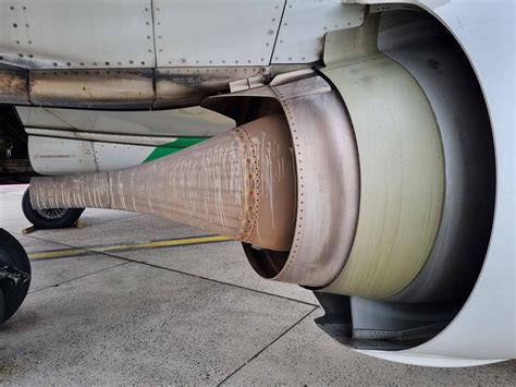 boeing 737 - What are these white drops on the exhaust plug of a CFM56 ...