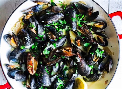 Steamed Mussels in a Creamy Garlic White Wine Sauce