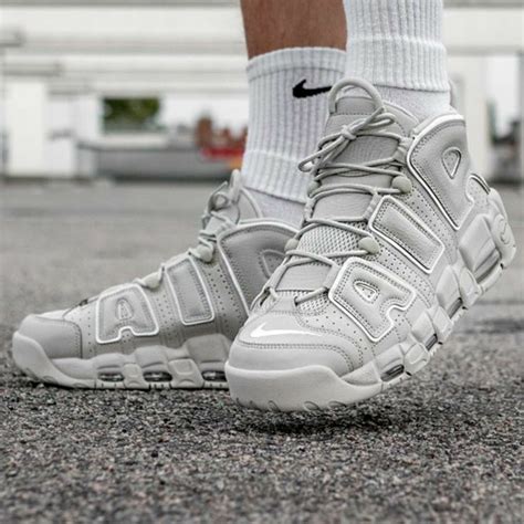 Nike Air More Uptempo Light Bone | Sapatilhas nike, Sapatos femininos ...