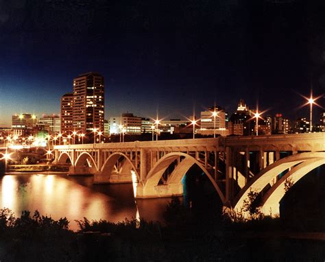 Datei:Saskatoon Skyline Night.jpg – Wikipedia