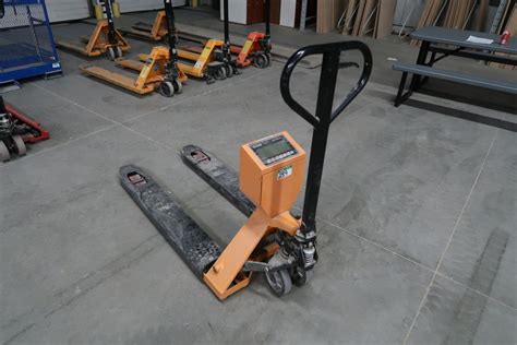 ULINE 5000LB PALLET JACK W/ULINE H-1679 PALLET TRUCK SCALE