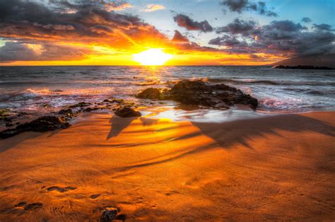 Serene Sunset Over Waves - 4K Ultra HD Wallpaper