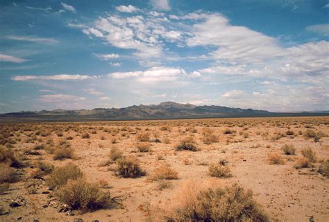 File:Death Valley,19820816,Desert,incoming near Shoshones.jpg - Wikipedia