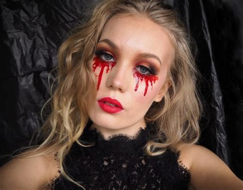 Easy Halloween makeup look: Blood tears (you only need fake blood!)