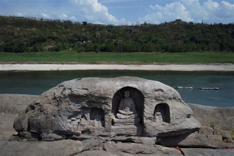 Plunging Yangtze River unveils 600-year-old statues