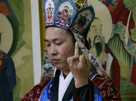 What is the Chinese Middle Finger? Explained by Native Chinese