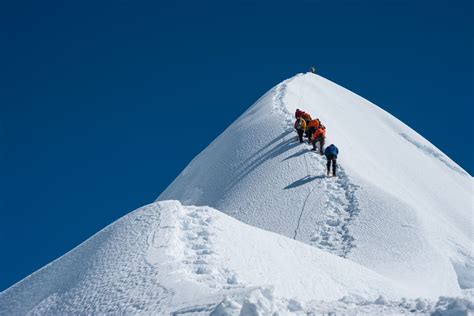 'Traffic jam' on Mt Everest as 200 trekkers attempt to reach summit ...