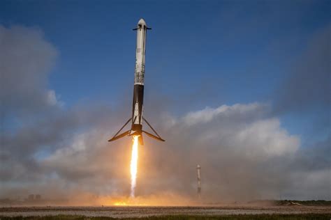 SpaceX Aces Dual Landing of Falcon Heavy Side Boosters [VIDEO ...