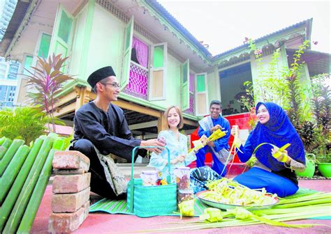 hiasan di rumah sewaktu perayaan hari raya aidilfitri - Alan Lawrence