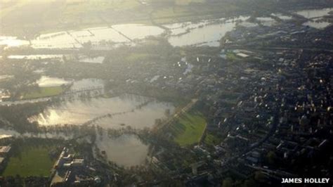 Oxford floods: Environment Agency says defences cost £100m - BBC News