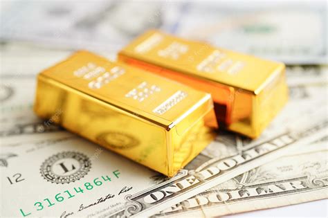 Premium Photo | Gold bars on us dollar banknote money finance trading ...