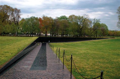 Vietnam Veterans Memorial [Maya Lin] | Sartle - Rogue Art History