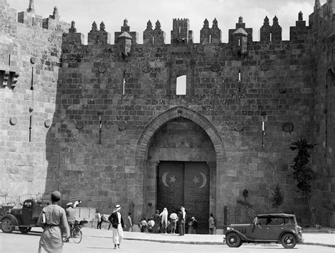 Jerusalem Damascus Gate Photograph by Granger - Fine Art America