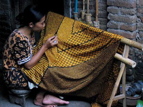 US filmmaker showcases batik-making process in ‘Batik of Java’ - Art ...