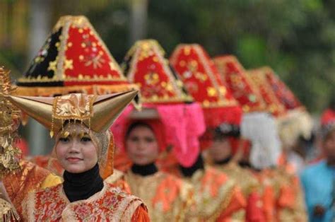 Pakaian Adat Sumatera Barat: Jenis, Fungsi, dan Penjelasan – Gramedia ...