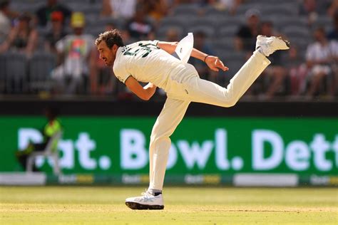 Mitchell Starc rips through the crease | ESPNcricinfo.com