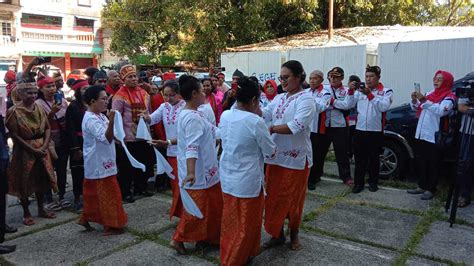 Tarian lenso dari IKEMAL Jayapura, Sambut Peserta KMAN VI Maluku Masuk ...