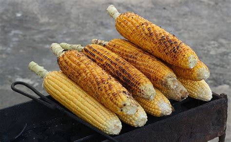 Pesan Jagung Bakar di Restoran, Wanita Ini Heran Lihat Bentuknya!