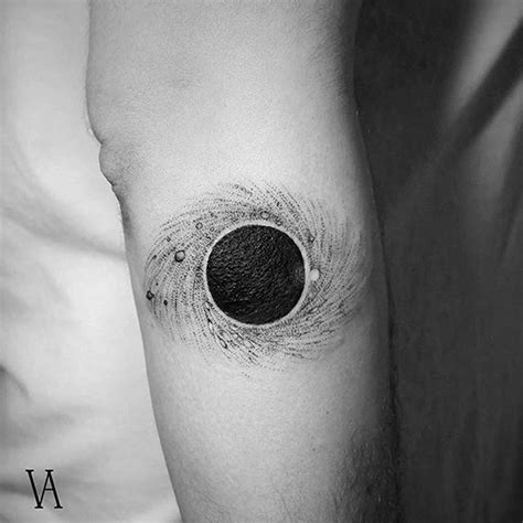 Cool minimalist design of a black hole | Geometrische tattoo, Tattoo ...