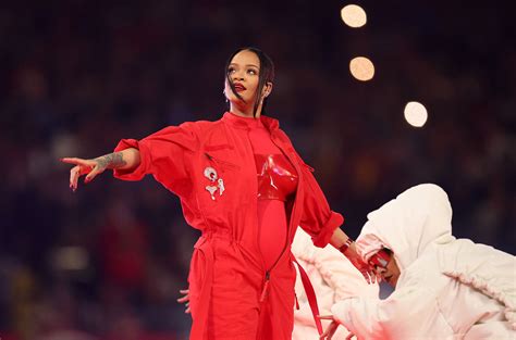 Rihanna schwanger? Super Bowl Halftime Show spornt Spekulationen an