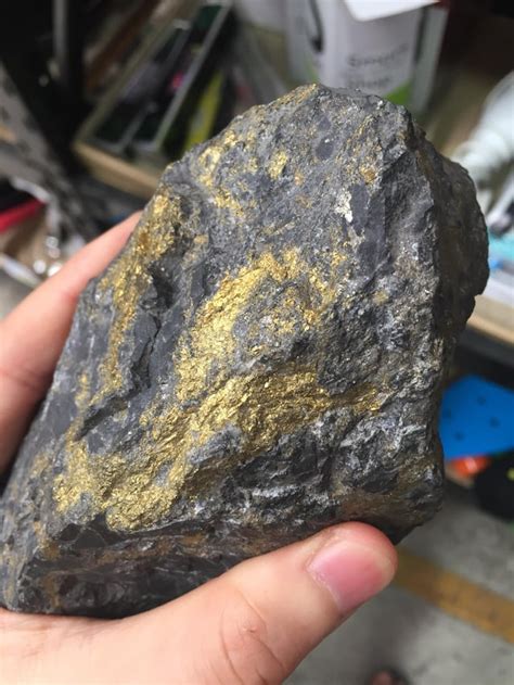 Hi guys, does this rock have real gold? How can I tell? : r/Gold