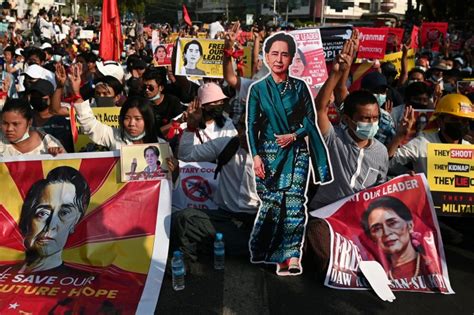 Myanmar protests resume, internet restored as military circles ...