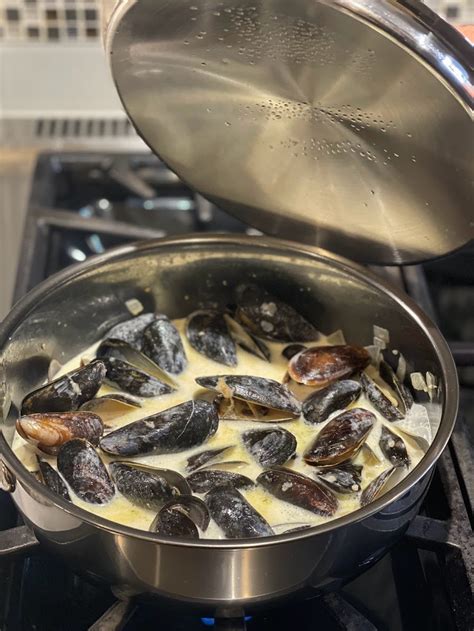 Mussels in Garlic Cream Sauce — Tastes & Treks