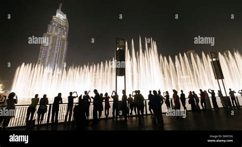 View at night of Dubai Fountain at the Dubai Mall in Downtown Dubai ...