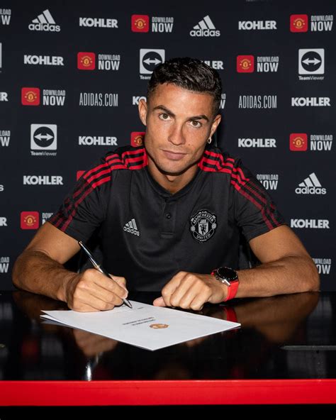 Manchester United release images of Ronaldo signing his contract