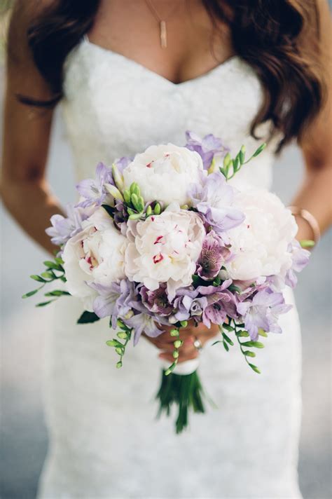 25 Beautiful Purple Wedding Bouquets We Love | Purple wedding flowers ...