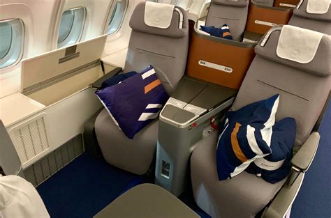 Lufthansa Boeing 747-800 Business Class Review - Comfortable Seats ...