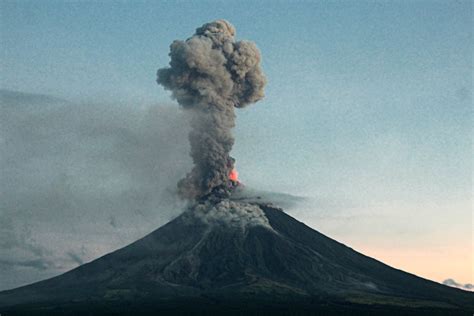 Philippines Mayon Volcano Explodes, Violent Eruption Imminent | Live ...