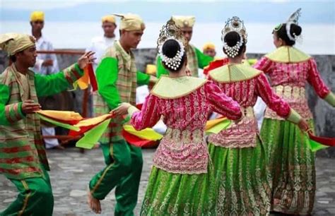 9 Tarian Maluku Utara Lengkap Gambar dan Keterangannya