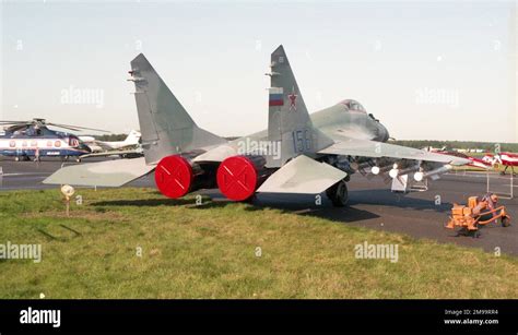 Farnborough 92 - Mikoyan MiG-29M (9-15) 'Blue 156' shown with Vympel ...