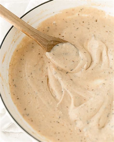 Creamy Peppered White Gravy - The Chunky Chef