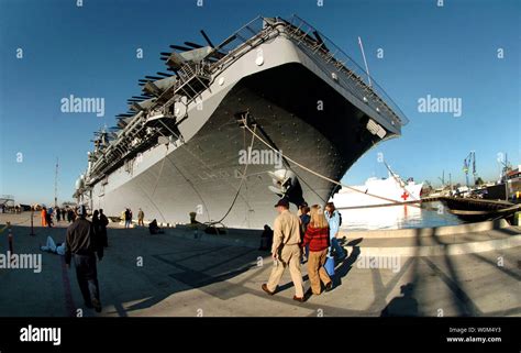 Uss boxer lhd 4 hi-res stock photography and images - Alamy