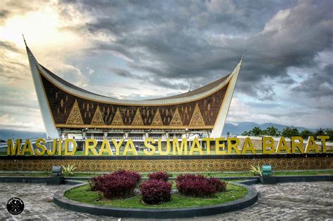 Jelajah Nagari Awak: Masjid Raya Sumatera Barat dengan Segala Pemikatnya