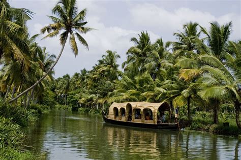 Alleppey and Kerala Backwaters Houseboat Hire Guide