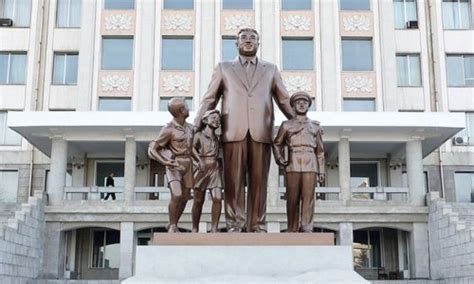 Statue Kim Il-sung - Pyongyang - TracesOfWar.com