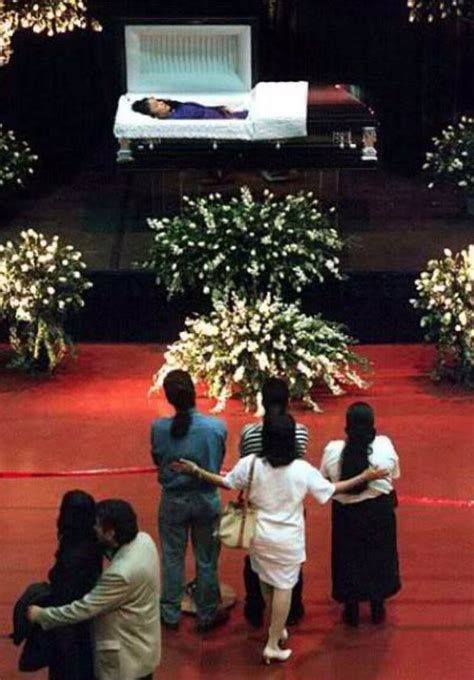 Publican una foto inédita de Selena Quintanilla en su funeral