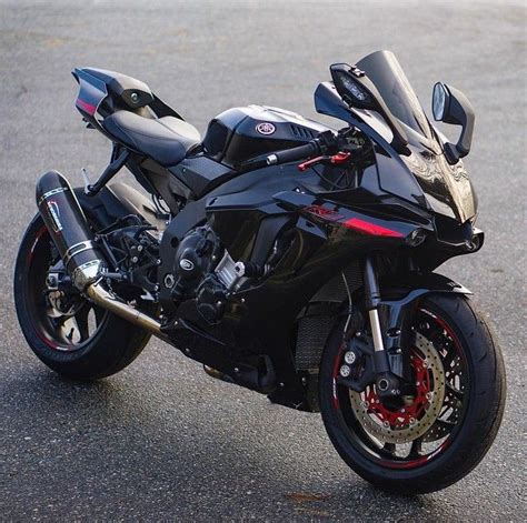 Gorgeous Black Yamaha R1 : MotorcyclePorn