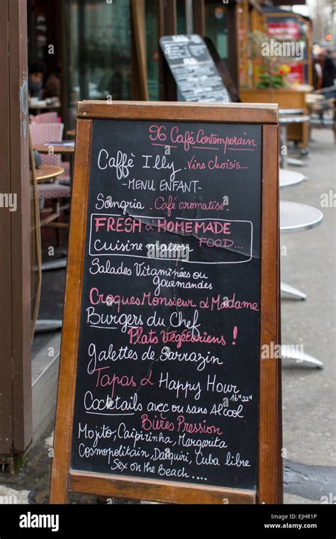 Menu Tableau de café à l'extérieur restaurant Illy à Paris, France ...