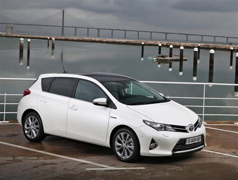 Toyota Auris Hybrid Photos and Specs. Photo: Auris Hybrid Toyota review ...