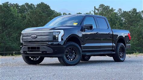 Lifted Ford F-150 Lightning Looks Cool, But Loses A Lot Of Range