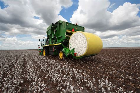 Picking More Cotton in Less Time with the John Deere CP690