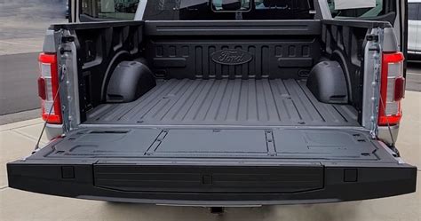 How to remove tailgate on Ford F-150