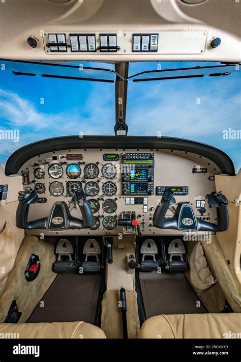 Cockpit of a Piper Archer III Stock Photo - Alamy