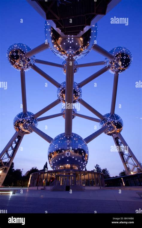 Atomium night view brussels belgium hi-res stock photography and images ...