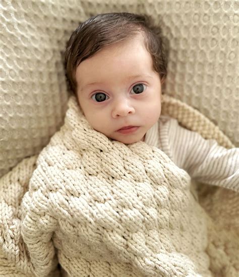 Knitted bubble stitch blanket - Little & Co