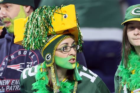 Why do Green Bay Packers fans wear cheese heads? | The US Sun